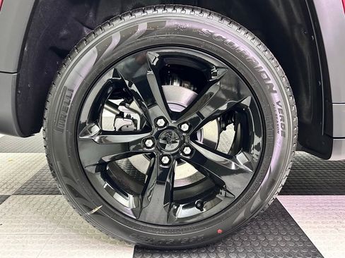 New 2025 Jeep Grand Cherokee Limited w/ Black Appearance Package image 9