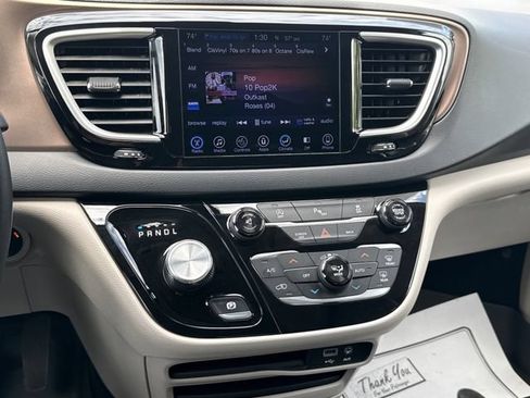 Used 2017 Chrysler Pacifica Touring-L FWD image 14