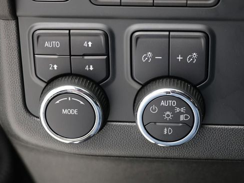 Used 2025 Chevrolet Suburban Z71 image 28