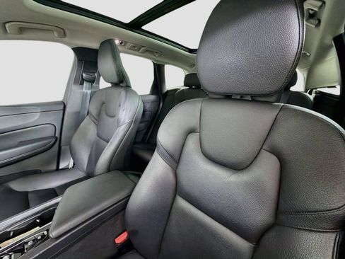 Used 2021 Volvo XC60 T5 Momentum w/ Premium Package FWD image 21