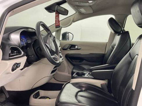 Used 2023 Chrysler Pacifica Touring-L FWD image 15