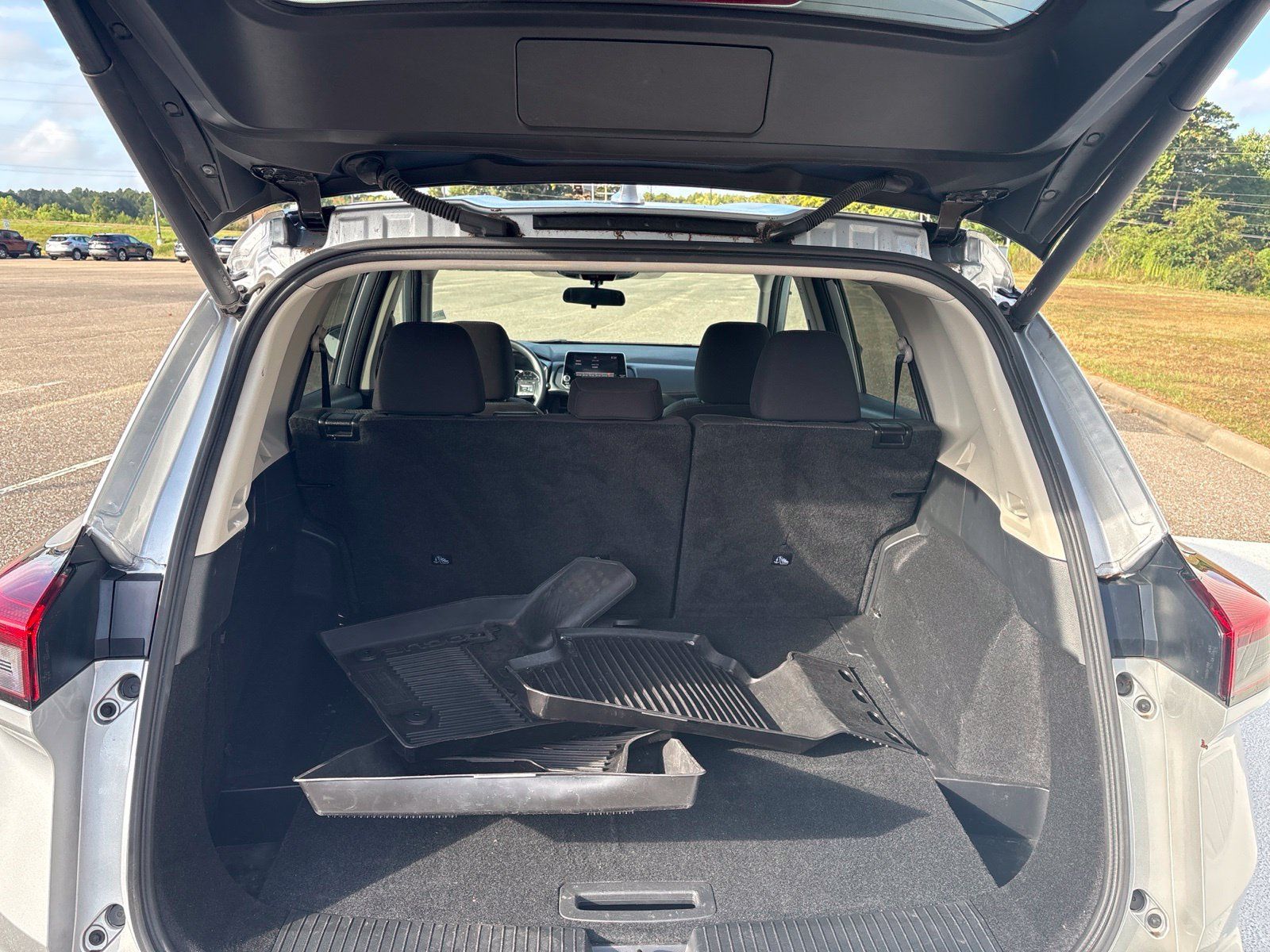 Used 2024 Nissan Rogue SV AWD/4WD image 9