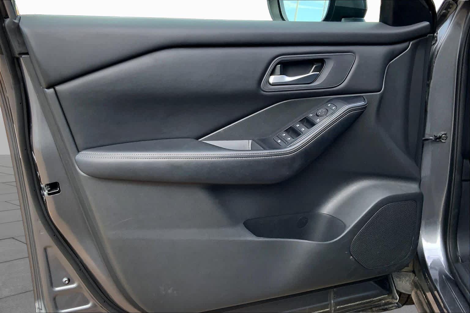 Used 2025 Nissan Rogue SV AWD/4WD image 21