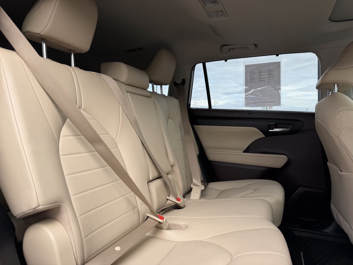 Used 2020 Toyota Highlander XLE AWD/4WD image 13