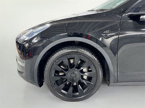 Used 2021 Tesla Model Y Long Range image 11