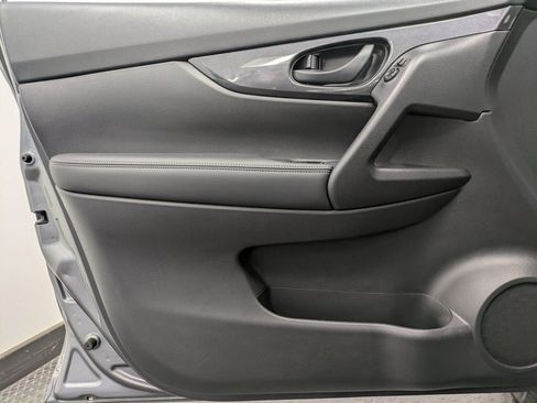 Used 2019 Nissan Rogue S image 8