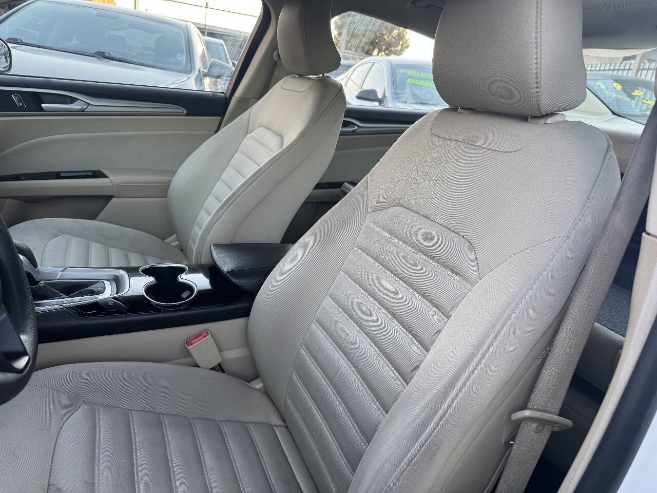 Used 2016 Ford Fusion SE FWD image 6