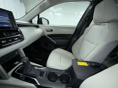 Certified 2022 Toyota Corolla Cross LE image 5
