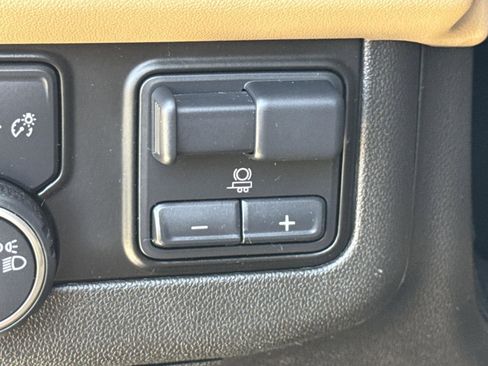 Used 2021 Chevrolet Suburban Premier w/ Premium Package image 19