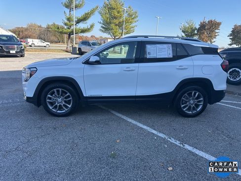 Used 2024 GMC Terrain SLT image 17