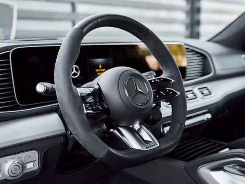 Used 2025 Mercedes-Benz GLS 63 AMG 4MATIC image 37