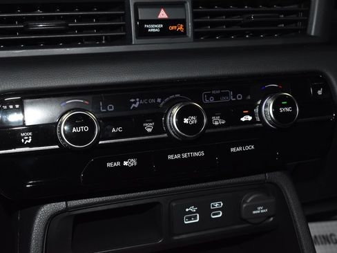 Used 2025 Honda Pilot TrailSport image 14