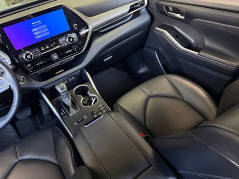 Certified 2024 Toyota Highlander XLE FWD image 7