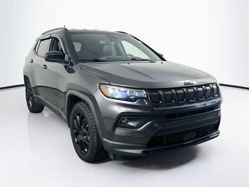 Used 2022 Jeep Compass Latitude FWD image 3