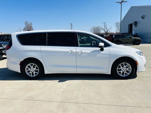 Used 2023 Chrysler Pacifica Touring-L image 40