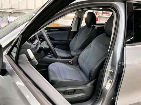 Used 2025 Volkswagen Tiguan SE w/ Panoramic Sunroof Package image 28