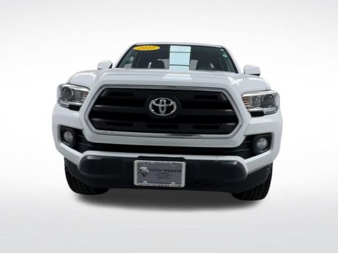 Used 2017 Toyota Tacoma SR5 w/ Tow Package AWD/4WD image 3