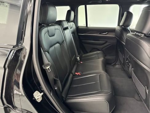 Used 2024 Jeep Grand Cherokee Limited w/ Black Appearance Package AWD/4WD image 32