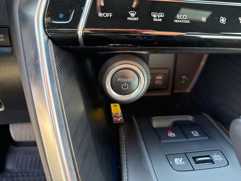 Used 2023 Toyota Venza XLE image 33