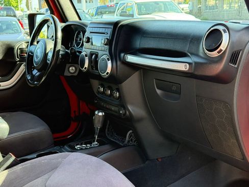 Used 2015 Jeep Wrangler Unlimited Rubicon AWD/4WD image 17