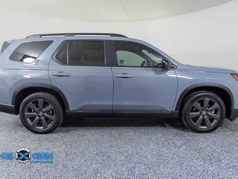Used 2025 Honda Pilot Sport image 4