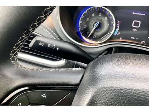 Certified 2025 Chrysler Pacifica Limited FWD image 20