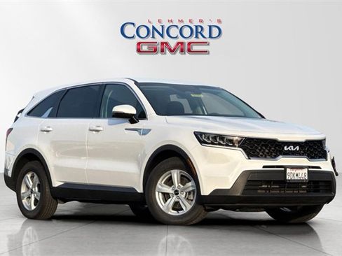 Used 2022 Kia Sorento LX image 2