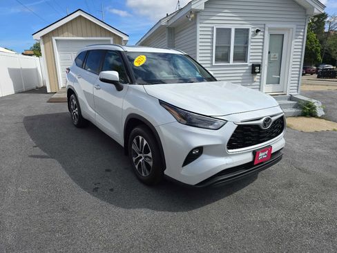 Used 2023 Toyota Highlander XLE image 3