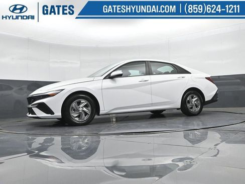 New 2025 Hyundai Elantra SE FWD image 40