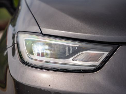 Used 2023 Chrysler Pacifica Touring-L FWD image 11