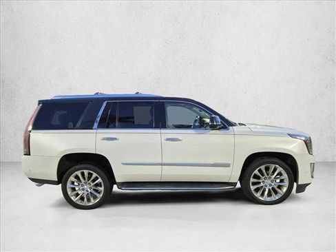 Used 2020 Cadillac Escalade Luxury RWD image 4