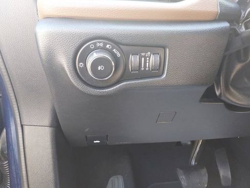 Used 2017 Chrysler Pacifica Limited w/ UConnect Theater Package FWD image 28