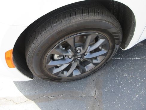 Used 2025 Chrysler Pacifica Select w/ Fav Edition Package FWD image 13
