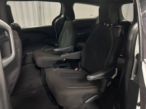 Used 2023 Chrysler Pacifica Touring image 23