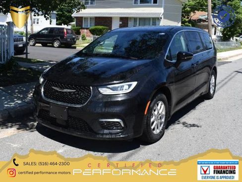 Used 2025 Chrysler Pacifica Select FWD image 1