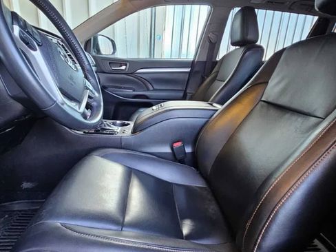 Used 2019 Toyota Highlander XLE AWD/4WD image 13