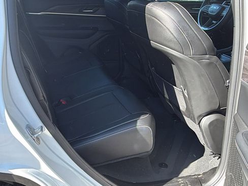 Used 2024 Jeep Grand Cherokee Limited w/ Luxury Tech Group II RWD image 22