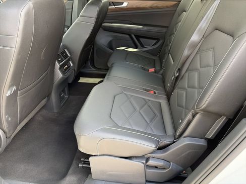 Used 2025 Volkswagen Atlas SE FWD image 18