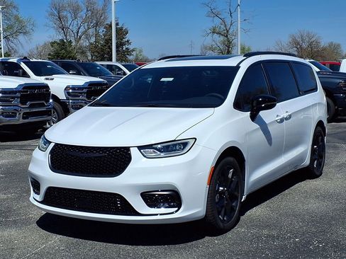 New 2026 Chrysler Pacifica Limited w/ S Appearance Package FWD image 2