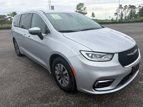 Used 2023 Chrysler Pacifica Touring-L FWD image 8