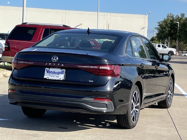 Used 2025 Volkswagen Jetta SE FWD image 4