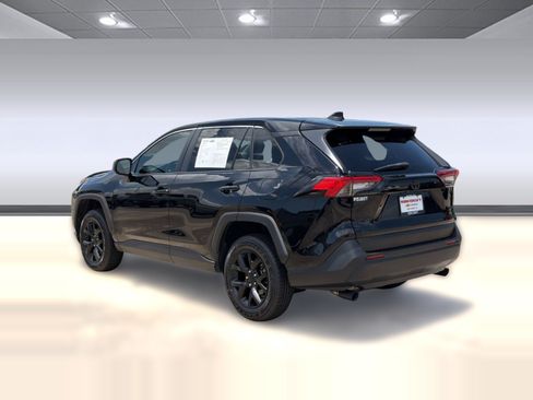 Used 2022 Toyota RAV4 LE FWD image 3