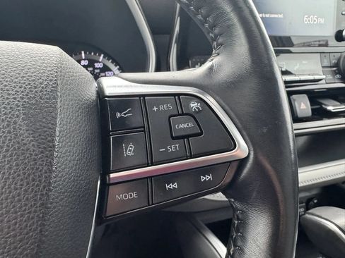 Used 2021 Toyota Highlander XLE AWD/4WD image 23