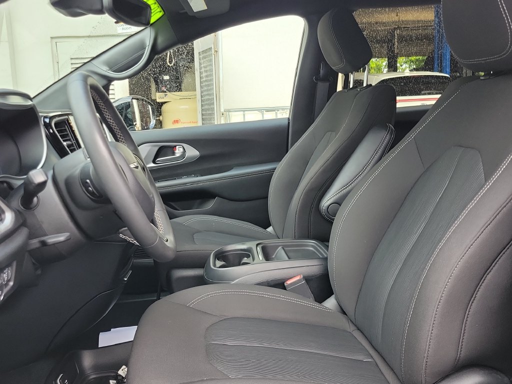 Used 2024 Chrysler Pacifica Touring FWD image 2