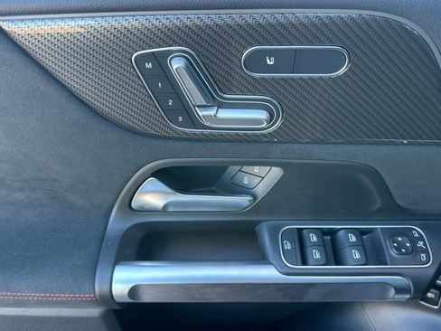 Used 2022 Mercedes-Benz GLB 250 4MATIC image 11