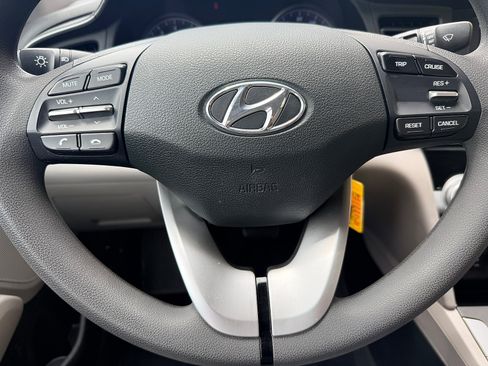 Used 2019 Hyundai Elantra SE FWD image 14