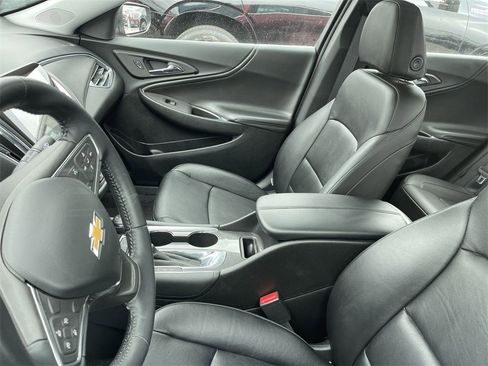 Used 2017 Chevrolet Malibu LT w/ Leather Package image 2
