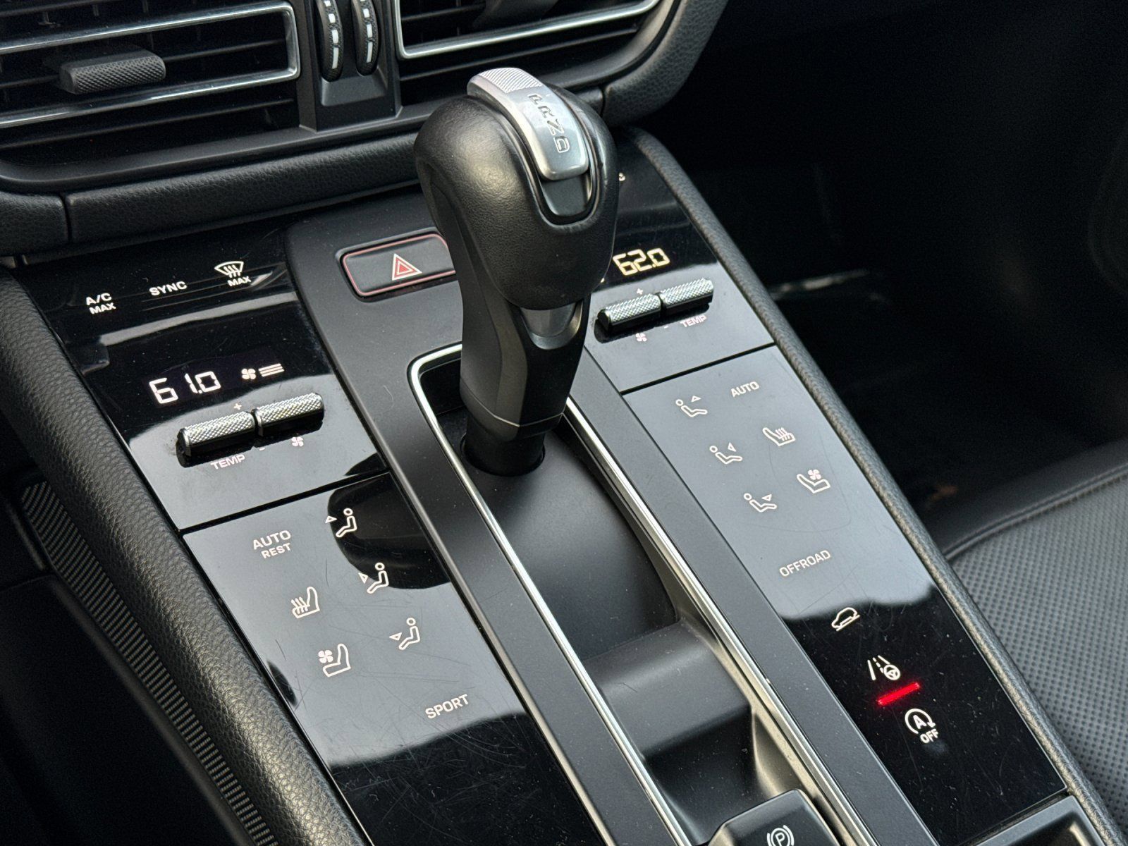 Used 2024 Porsche Macan AWD/4WD image 20