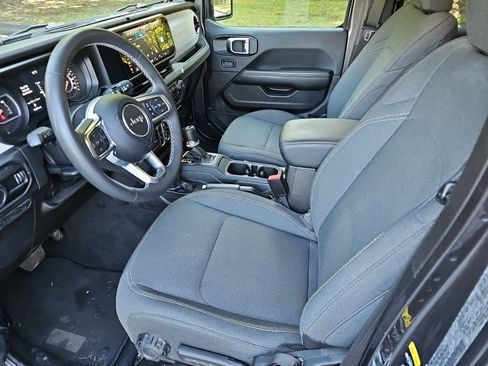 Used 2025 Jeep Wrangler Unlimited Sahara AWD/4WD image 18