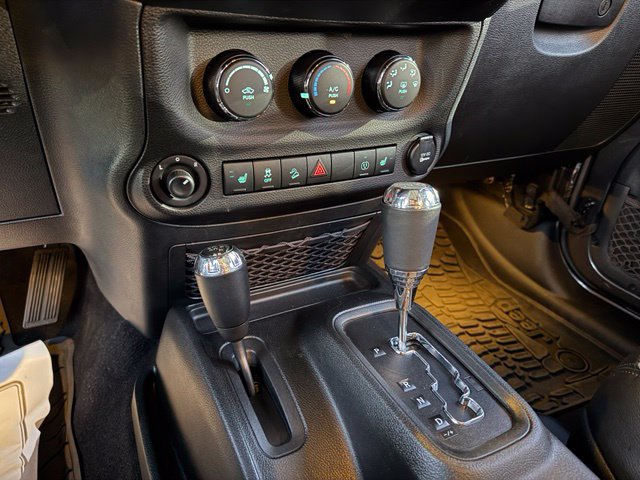 Used 2017 Jeep Wrangler Unlimited Sahara AWD/4WD image 23